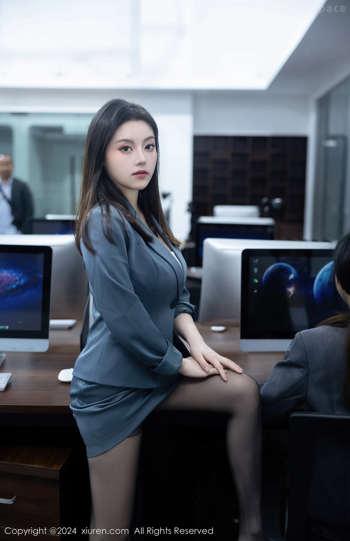 图片[2]-[XiuRen秀人网]VOL.7923 模特合集公司场景豆瓣酱性感OL装扮配超薄黑丝完美诱惑写真104P-秀人网官方网站